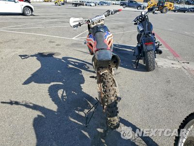 Czwarte zdjęcie samochodu z boku: 2000 HONDA CR250 VIN:JH2ME0668YM206574 - miniatura