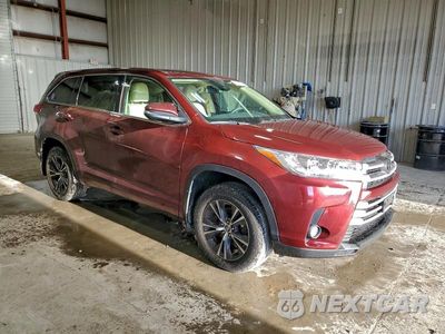 Czwarte zdjęcie samochodu z boku: 2018 TOYOTA HIGHLANDER LE VIN:5TDBZRFH1JS869009 - miniatura