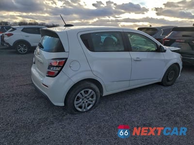 Trzecie zdjęcie samochodu z tyłu: 2019 CHEVROLET SONIC VIN:1G1JG6SBXK4127165 - miniatura