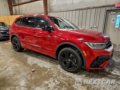 Czwarte zdjęcie samochodu z boku: 2024 VOLKSWAGEN TIGUAN SE R-LINE BLACK VIN:3VV8B7AX7RM143119 - miniatura