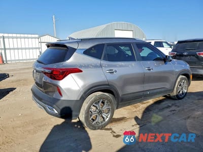 Trzecie zdjęcie samochodu z tyłu: 2023 KIA SELTOS EX VIN:KNDERCAA0P7421349 - miniatura