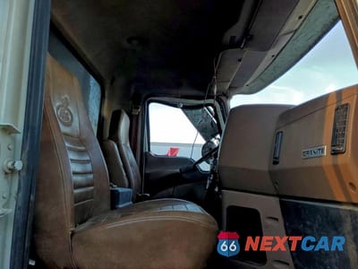 Piąte zdjęcie samochodu w środku: 2015 MACK GU800 DUMP TRUCK VIN:1M2AX13C7FM028547 - miniatura