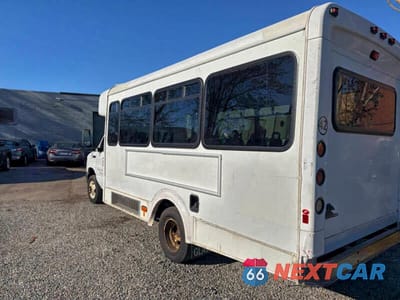 Trzecie zdjęcie samochodu z tyłu: 2017 FORD ECONOLINE E350 SUPER DUTY CUTAWAY VAN VIN:1FDEE3FS6HDC16579 - miniatura
