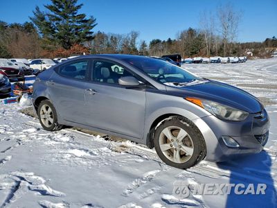 Czwarte zdjęcie samochodu z boku: 2013 HYUNDAI ELANTRA GLS VIN:KMHDH4AEXDU559884 - miniatura