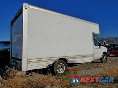 Trzecie zdjęcie samochodu z tyłu: 2006 FORD ECONOLINE E450 SUPER DUTY CUTAWAY VAN VIN:1FDXE45S86HA86746 - miniatura