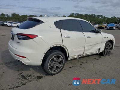 Trzecie zdjęcie samochodu z tyłu: 2022 MASERATI LEVANTE BASE VIN:ZN661XUA1NX389117 - miniatura