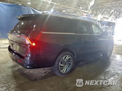 Trzecie zdjęcie samochodu z tyłu: 2025 LINCOLN NAVIGATOR L RESERVE VIN:5LMJJ3LG9SEL08553 - miniatura