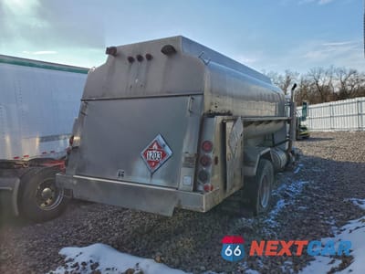Czwarte zdjęcie samochodu z boku: 1995 INTERNATIONAL 4900 FUEL / LUBE TRUCK VIN:1HTSDAAN4SH633928 - miniatura