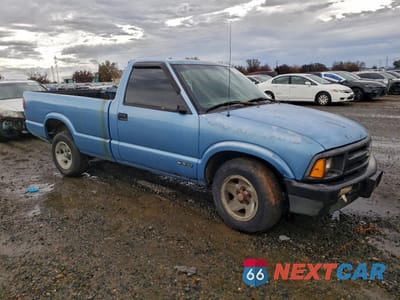 Czwarte zdjęcie samochodu z boku: 1997 CHEVROLET S TRUCK S10 VIN:1GCCS14X8V8124062 - miniatura