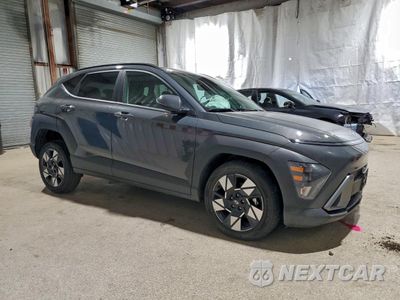 Czwarte zdjęcie samochodu z boku: 2025 HYUNDAI KONA SEL VIN:KM8HBCAB8SU310726 - miniatura