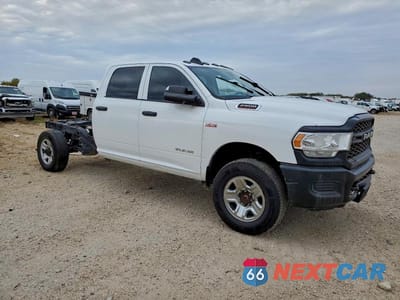Czwarte zdjęcie samochodu z boku: 2020 RAM 2500 4WD V8 CREW CAB 6.4L VIN:3C6UR5HJ0LG111432 - miniatura