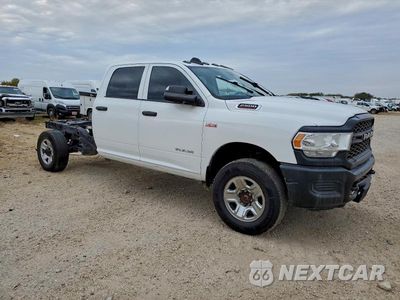 Czwarte zdjęcie samochodu z boku: 2020 RAM 2500 4WD V8 CREW CAB 6.4L VIN:3C6UR5HJ0LG111432 - miniatura