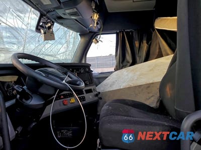 Piąte zdjęcie samochodu w środku: 2021 FREIGHTLINER CASCADIA 126