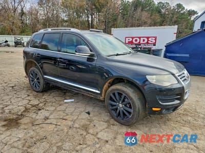 Czwarte zdjęcie samochodu z boku: 2010 VOLKSWAGEN TOUAREG 2 VIN:WVGFK7A94AD004228 - miniatura