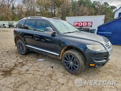 Czwarte zdjęcie samochodu z boku: 2010 VOLKSWAGEN TOUAREG 2 VIN:WVGFK7A94AD004228 - miniatura