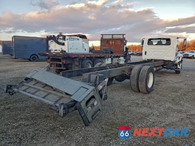 Trzecie zdjęcie samochodu z tyłu: 2017 INTERNATIONAL 4300 TRUCK CAB AND CHASSIS VIN:1HTMMMML6HH430374 - miniatura