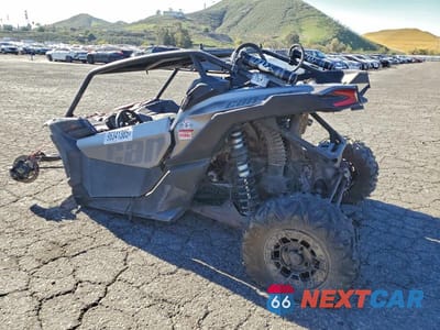 Trzecie zdjęcie samochodu z tyłu: 2018 CAN-AM MAVERICK X3 UTILITY VEHICLE VIN:3JBVXAW21JK000389 - miniatura