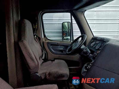 Piąte zdjęcie samochodu w środku: 2018 FREIGHTLINER CASCADIA 125 SEMI TRUCK VIN:3AKJGLDR7JSJH1217 - miniatura