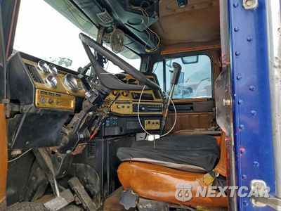 Piąte zdjęcie samochodu w środku: 1998 FREIGHTLINER CONVENTIONAL SEMI TRUCK VIN:2FUPFEDB4WA948879 - miniatura