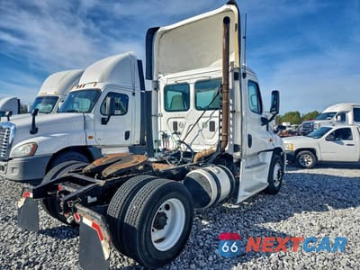 Czwarte zdjęcie samochodu z boku: 2014 FREIGHTLINER CASCADIA SEMI TRUCK VIN:1FUBGEDV7ELFT4301 - miniatura