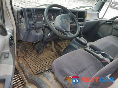 Zdjęcie 8 z 13 samochodu: 2013 ISUZU NPR HD FLATBED TRUCK VIN:JALC4W169D7000999 - miniatura