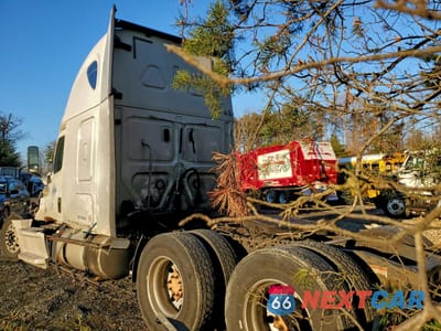 Trzecie zdjęcie samochodu z tyłu: 2018 FREIGHTLINER CASCADIA 126 SEMI TRUCK VIN:3AKJHHDR2JSJX4668 - miniatura