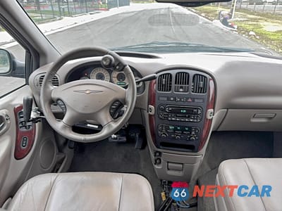 Zdjęcie 9 z 10 samochodu: 2002 CHRYSLER TOWN & COUNTRY LIMITED VIN:2C8GP64L32R587917 - miniatura
