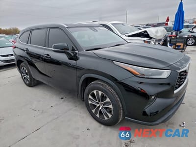 Czwarte zdjęcie samochodu z boku: 2022 TOYOTA HIGHLANDER XLE VIN:5TDGZRAHXNS555782 - miniatura