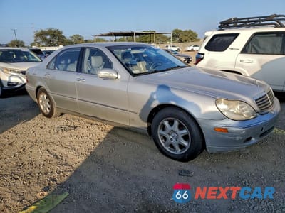 Czwarte zdjęcie samochodu z boku: 2002 MERCEDES-BENZ S 430 VIN:WDBNG70J52A312636 - miniatura