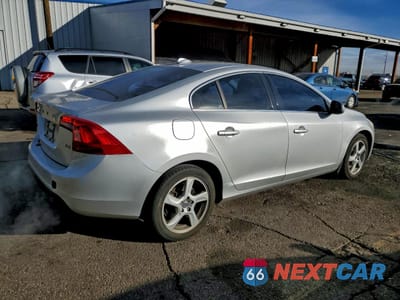 Trzecie zdjęcie samochodu z tyłu: 2012 VOLVO S60 T5 VIN:YV1622FS0C2116407 - miniatura