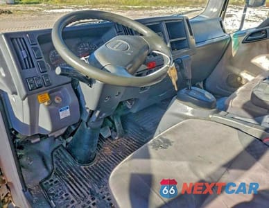 Zdjęcie 8 z 12 samochodu: 2014 ISUZU NPR HD BOX TRUCK VIN:54DC4W1B3ES800741 - miniatura