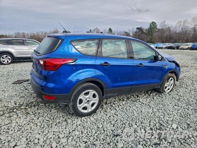 Trzecie zdjęcie samochodu z tyłu: 2019 FORD ESCAPE S VIN:1FMCU0F75KUA89612 - miniatura