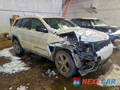 Czwarte zdjęcie samochodu z boku: 2020 JEEP GRAND CHEROKEE LAREDO VIN:1C4RJFAG5LC127610 - miniatura