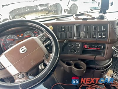 Zdjęcie 9 z 12 samochodu: 2014 VOLVO VN VNL VIN:4V4NC9EH1EN167370 - miniatura