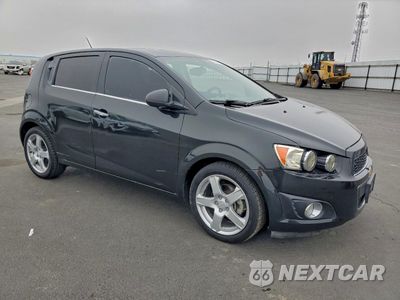 Czwarte zdjęcie samochodu z boku: 2015 CHEVROLET SONIC LTZ VIN:1G1JE6SB4F4117470 - miniatura