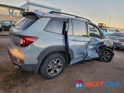 Trzecie zdjęcie samochodu z tyłu: 2023 HONDA PASSPORT TRAIL SPORT VIN:5FNYF8H64PB015606 - miniatura