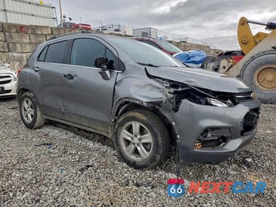 Czwarte zdjęcie samochodu z boku: 2020 CHEVROLET TRAX 1LT VIN:3GNCJLSB9LL327375 - miniatura