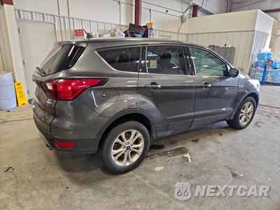 Trzecie zdjęcie samochodu z tyłu: 2019 FORD ESCAPE SE VIN:1FMCU9GD8KUB31148 - miniatura