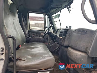 Piąte zdjęcie samochodu w środku: 2004 INTERNATIONAL 7400 REFUSE TRUCK VIN:1HTWGADT94J071930 - miniatura