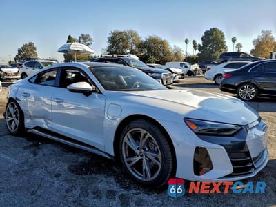 Czwarte zdjęcie samochodu z boku: 2023 AUDI E-TRON GT PRESTIGE VIN:WAUDJBFW0P7004182 - miniatura