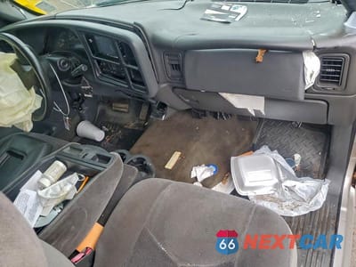 Zdjęcie 8 z 12 samochodu: 2005 GMC NEW SIERRA C1500 VIN:2GTEC19VX51174557 - miniatura