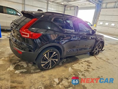 Trzecie zdjęcie samochodu z tyłu: 2021 VOLVO XC40 T5 R-DESIGN VIN:YV4162UMXM2444439 - miniatura
