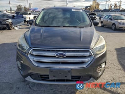 Piąte zdjęcie samochodu w środku: 2017 FORD ESCAPE SE VIN:1FMCU0GD8HUB81360 - miniatura
