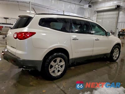 Trzecie zdjęcie samochodu z tyłu: 2011 CHEVROLET TRAVERSE LT VIN:1GNKVJED1BJ118882 - miniatura