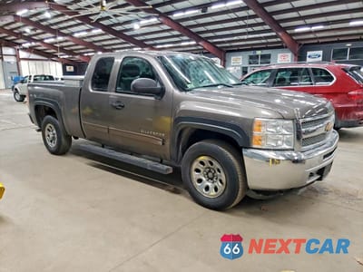 Czwarte zdjęcie samochodu z boku: 2013 CHEVROLET SILVERADO K1500 LS VIN:1GCRKREA2DZ108984 - miniatura