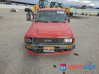 Piąte zdjęcie samochodu w środku: 1988 TOYOTA PICKUP 1/2 TON RN55 VIN:JT4RN55R7J7034085 - miniatura