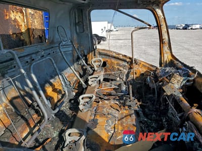 Zdjęcie 11 z 12 samochodu: 2010 ISUZU NPR REFRIGERATED DELIVERY TRUCK VIN:JALC4W161A7002712 - miniatura