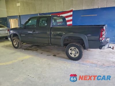 Drugie zdjęcie samochodu z przodu: 2003 CHEVROLET SILVERADO C2500 HEAVY DUTY VIN:1GCHC29U13E357271 - miniatura