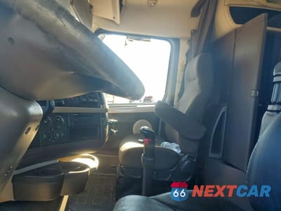 Zdjęcie 8 z 10 samochodu: 2014 VOLVO VNL SEMI TRUCK VIN:4V4NC9EH6EN162214 - miniatura
