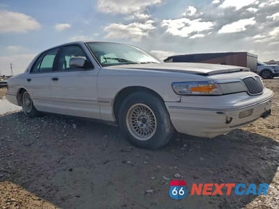 Czwarte zdjęcie samochodu z boku: 1996 MERCURY GRAND MARQUIS VIN:2MELM75W0TX670630 - miniatura